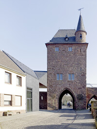 Maison mitoyenne au toit à pignon et mur de la ville