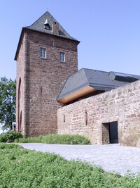 Extension d'un mur d'enceinte historique