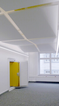 Movable ceiling