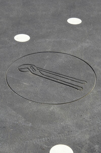 Imprint in asphalt illustrates pincers