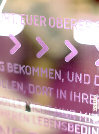 Bedruckung auf Vitrinenglas