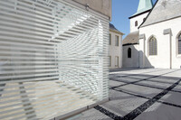 Impression sur la façade en verre avec du texte et des rayures abstraites