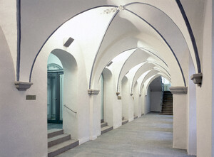Kreuzgew&ouml;lbe Gang im Kloster