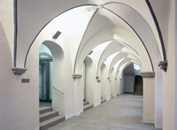 Couloir voûté dans le monastère