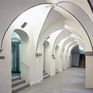 Couloir voûté dans le monastère