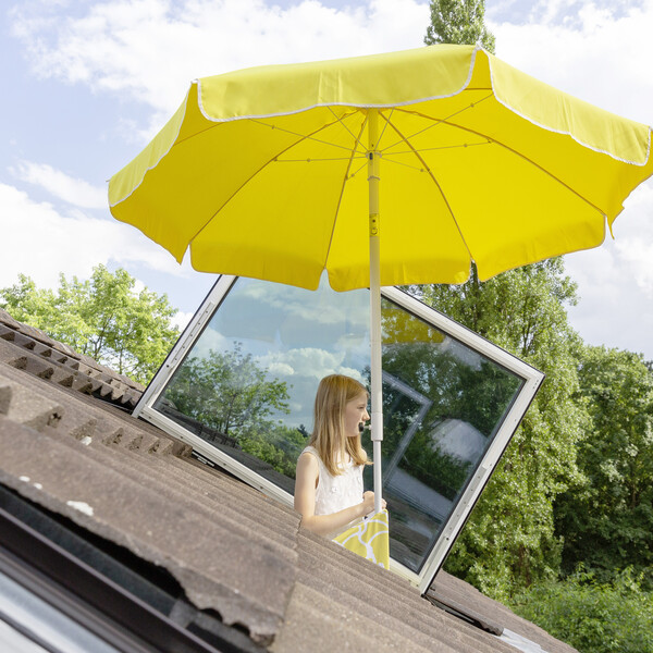 Terrasse ensoleillée pour mobiles sur le toit