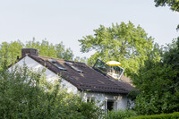 Terrasse ensoleillée et parasol jaune